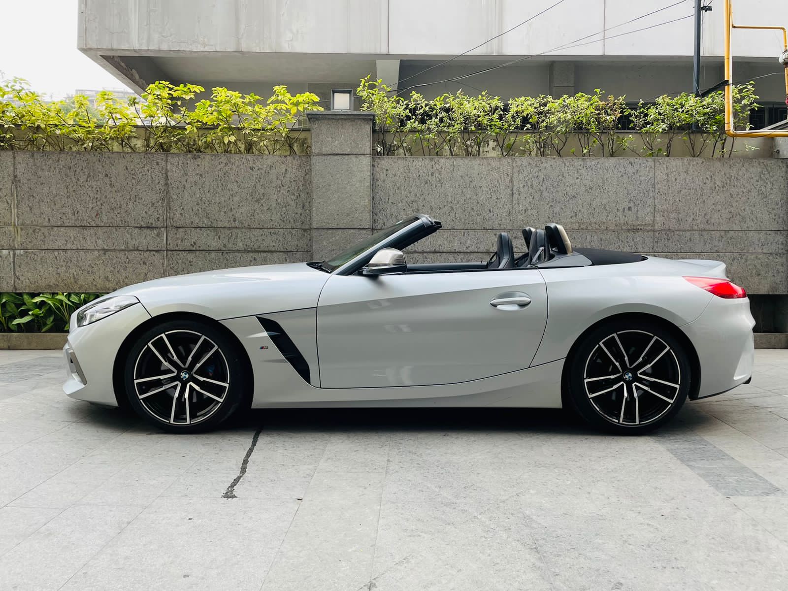 Explore these 10 must-see luxury convertible cars right now.
