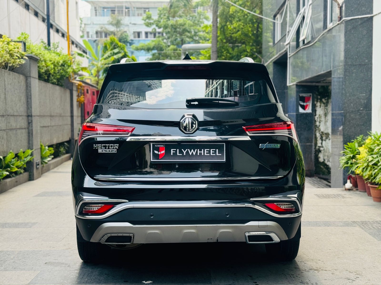 MG Hector Plus Hybrid Sharp