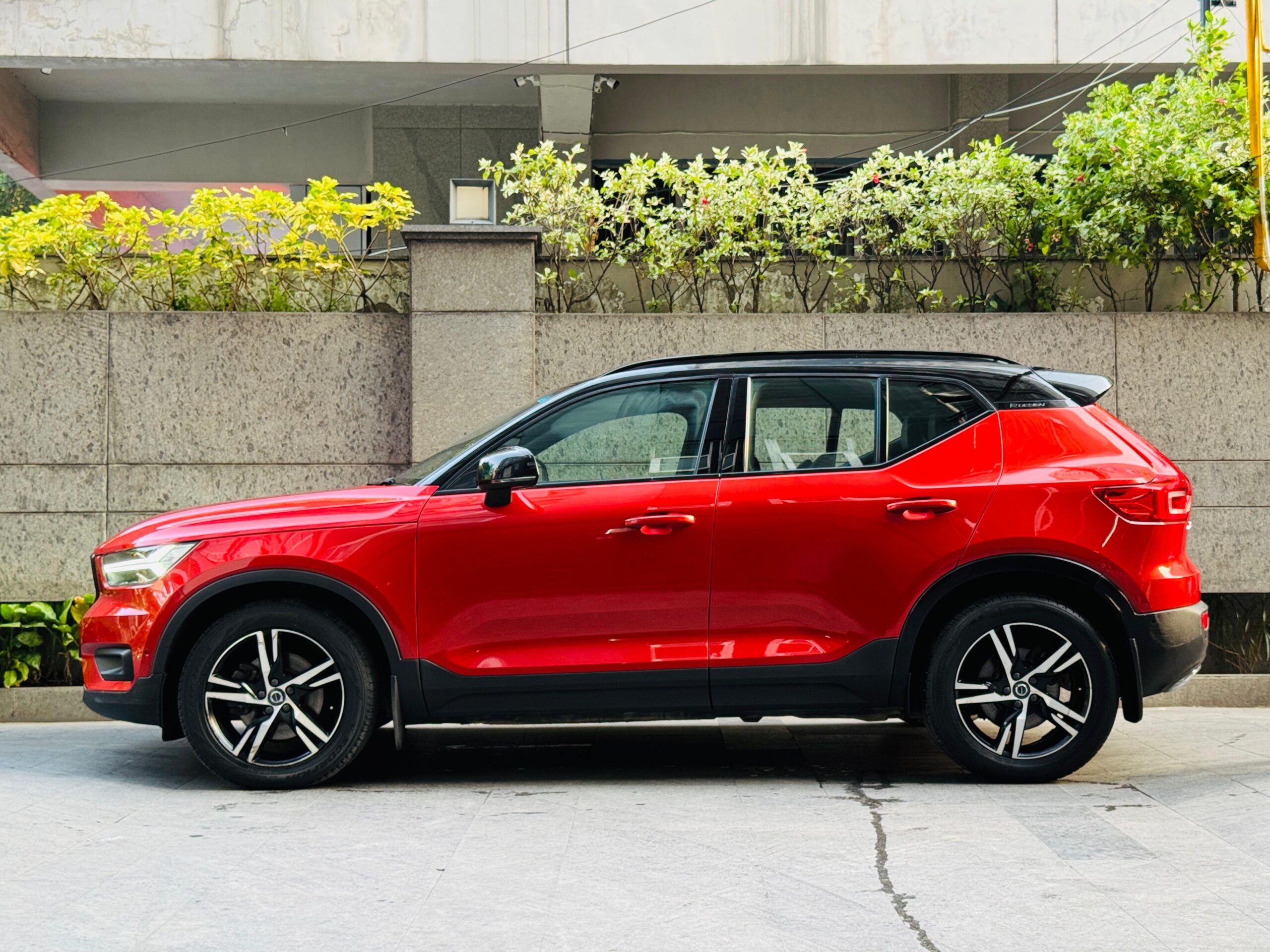 Buy 2018 Volvo XC40 R-Design – Sporty Luxury SUV at Great Price ￼